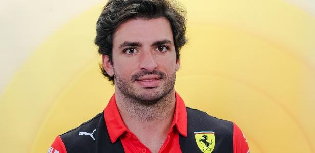 Sainz desfalca Ferrari por apendicite; substituto tem 18 anos