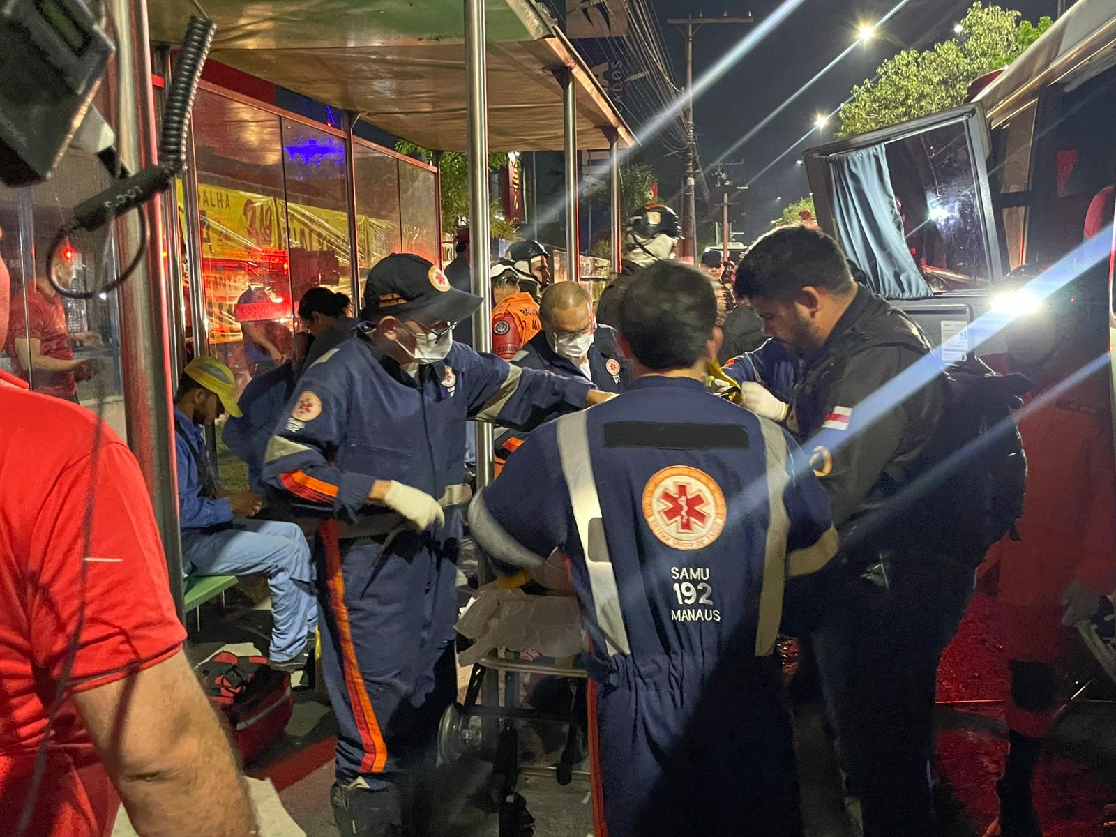 Rota colide com ônibus na Avenida Rodrigo Otávio e mulher fica ferida