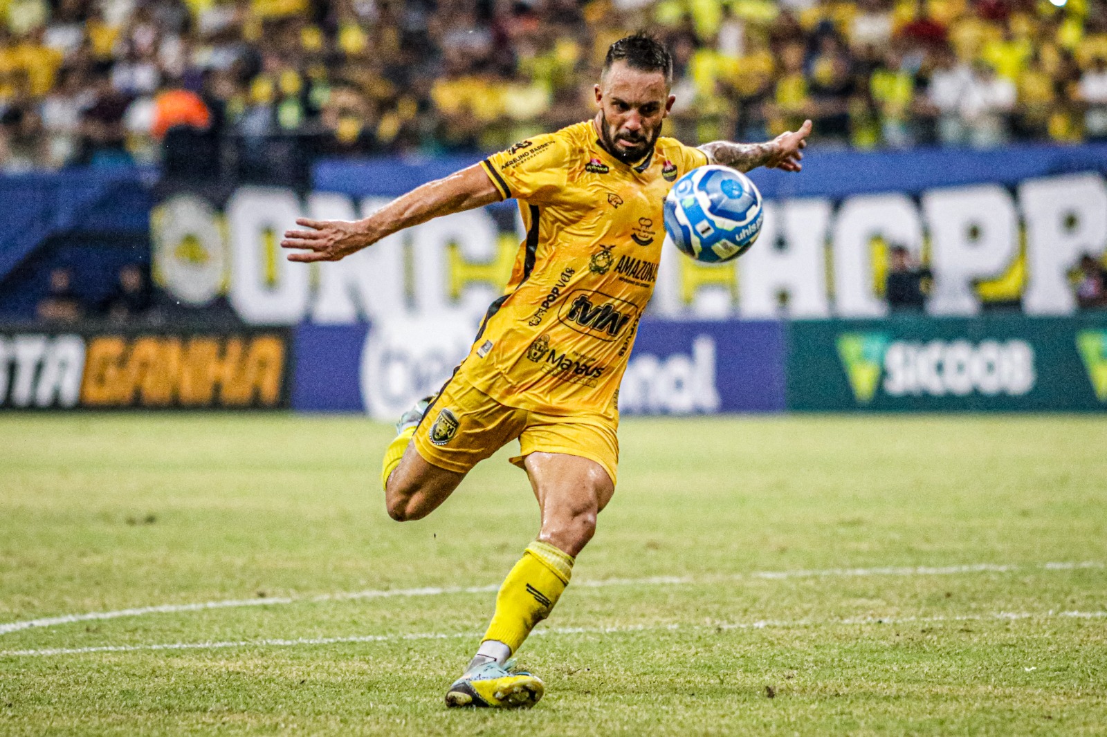 Jogador que mais atuou pelo clube 2023, PH renova com o Amazonas FC