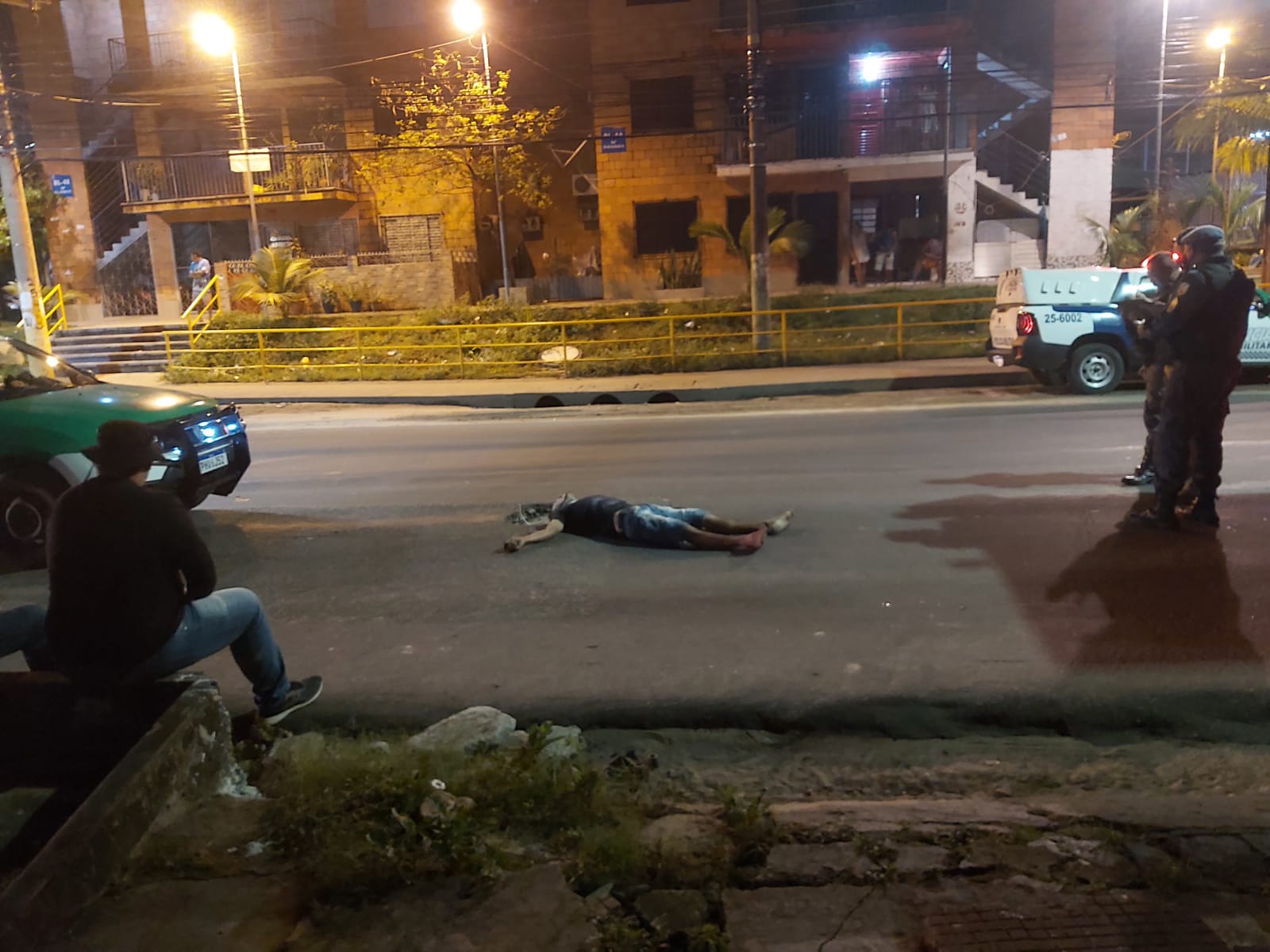 Homem é estrangulado com fio de telefone e jogado em rua de Manaus