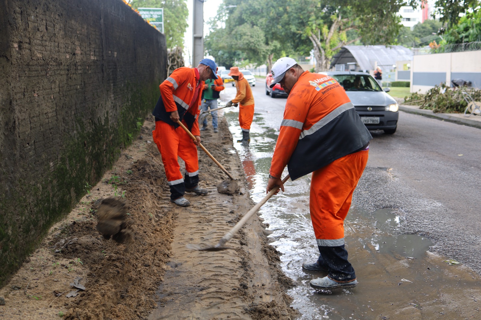 Prefeitura limpa sarjeta no São José Operário para prevenir alagamentos