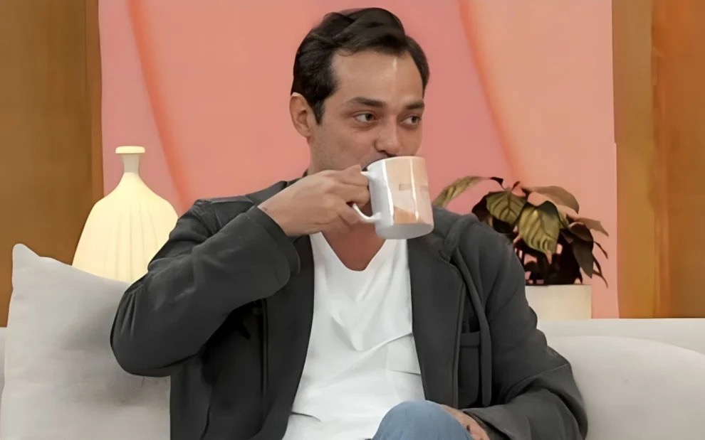 Eduardo Sterblitch reclama de casa de vidro do BBB 25