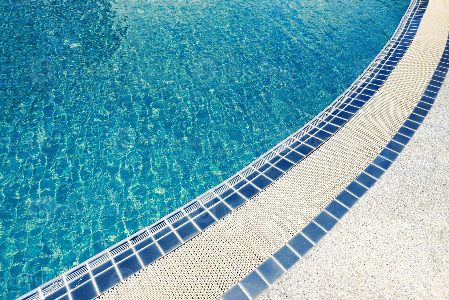 Homem não cumpre aposta de pular em piscina e é morto a facadas por amigo