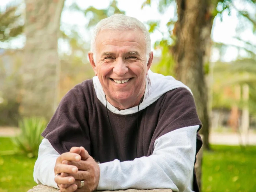 Padre preso após denúncia de estupro é internado com princípio de AVC