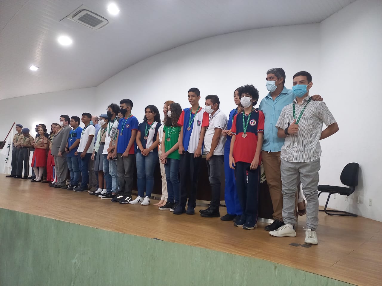 Alunos de Manaus premiados na 16ª Olimpíada de Matemática receberam medalha
