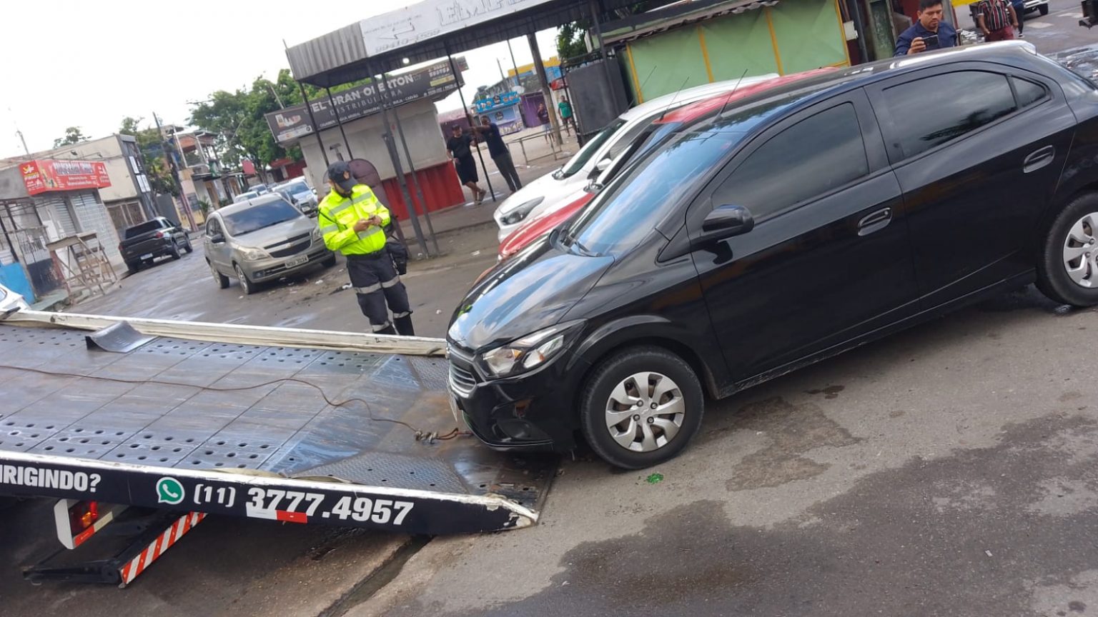 Carros são apreendidos por estacionamento irregular no Nova Cidade