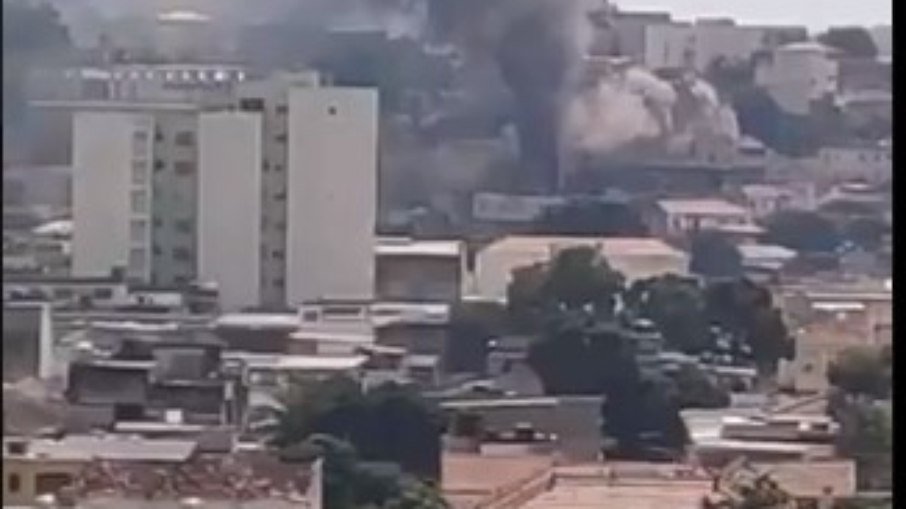 Prédio com 300 moradores pega fogo por causa de carregador de celular