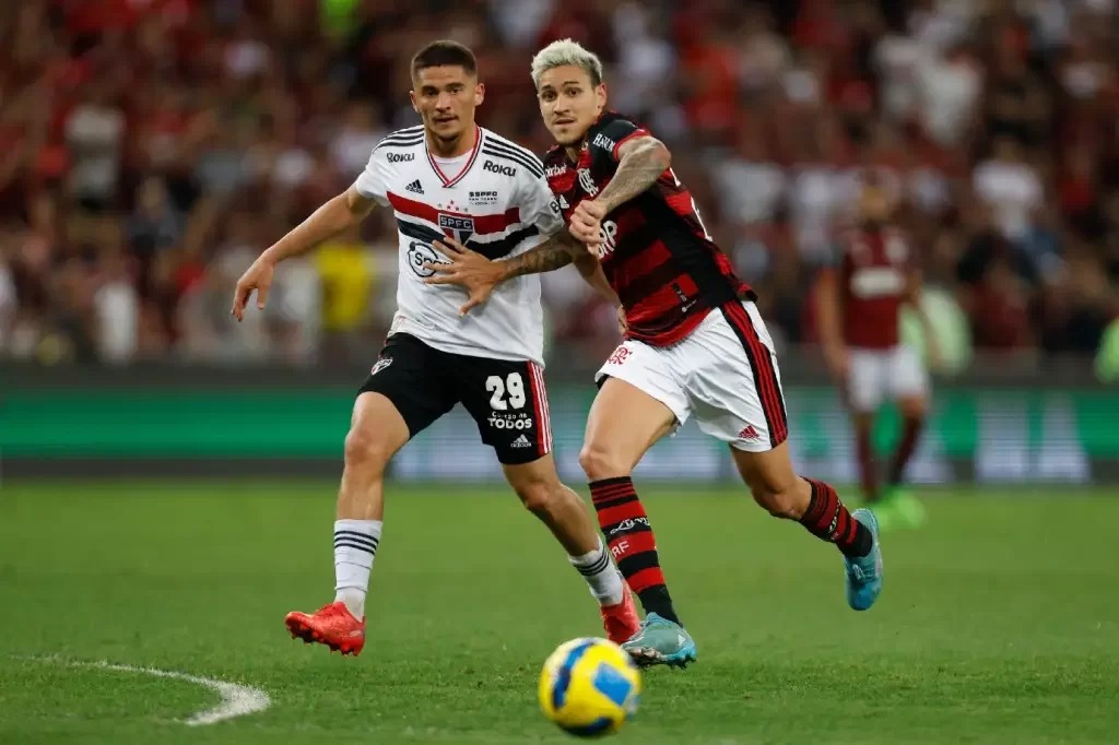 São Paulo vence outra, mas Flamengo garante G4 com ajuda de rival
