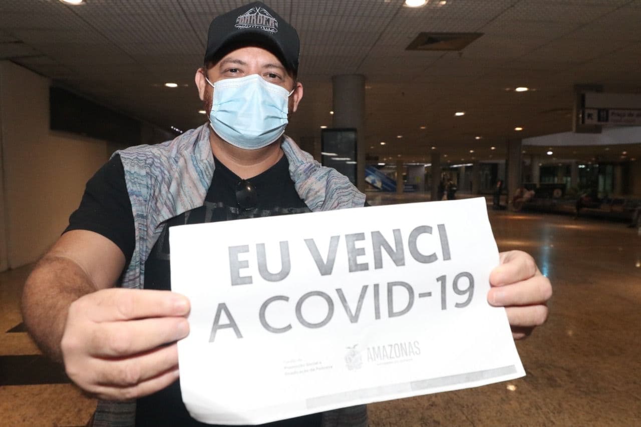 Curados da covid-19, pacientes retornam a Manaus e comemoram