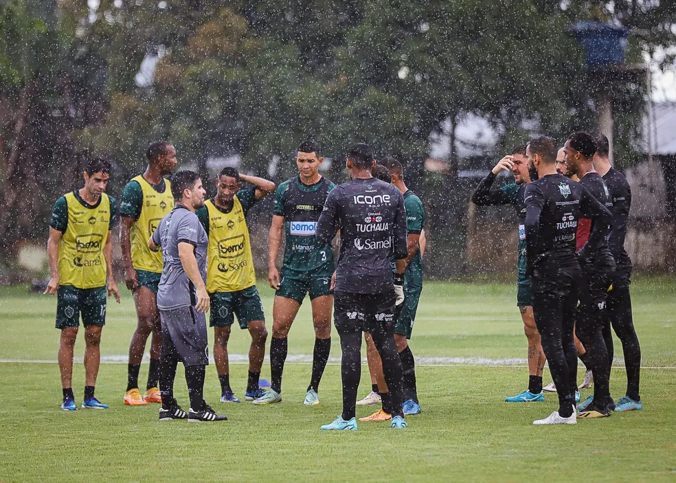 Manaus treina com elenco reduzido enquanto analisa mercado da bola
