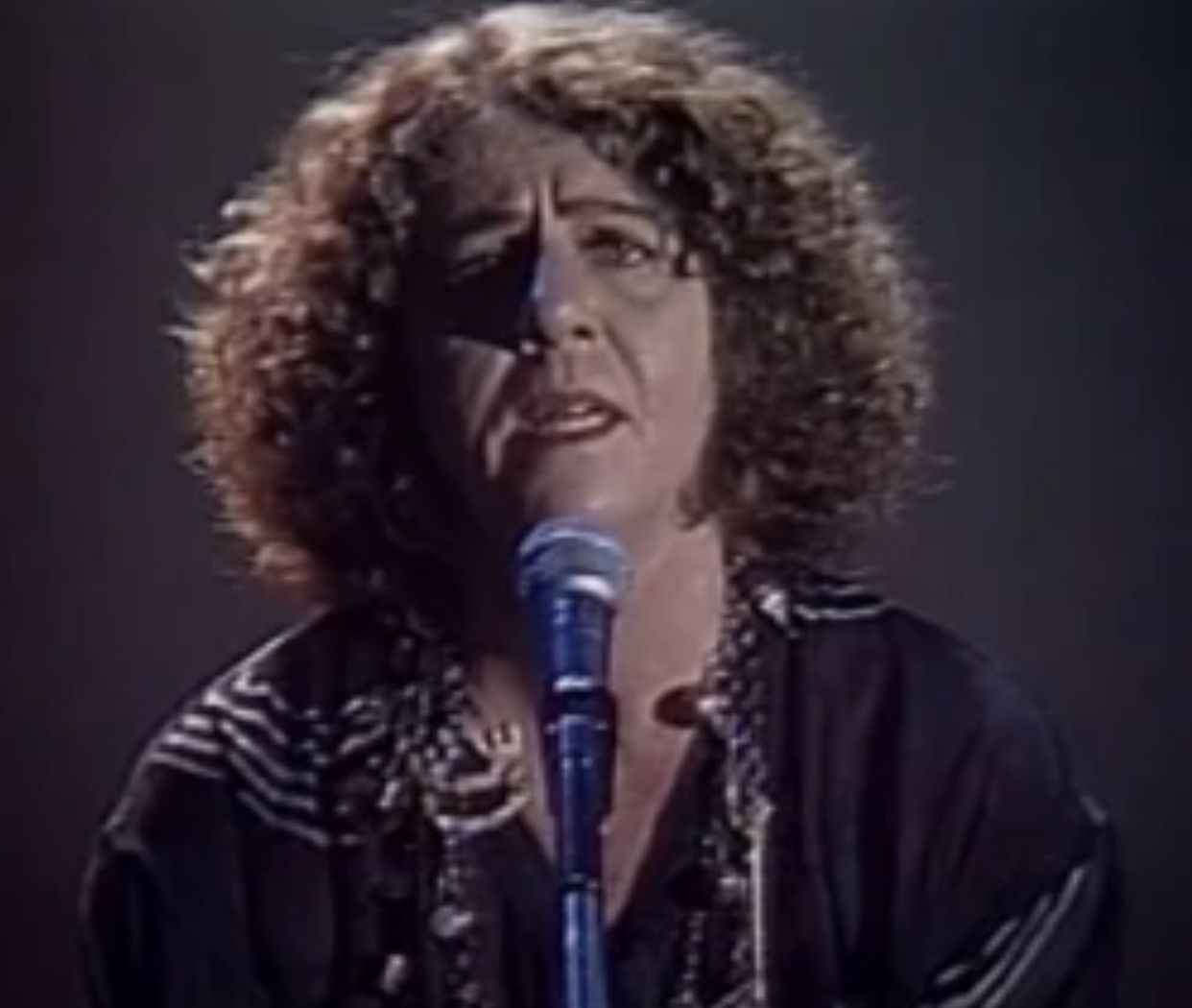 Morre aos 74 anos a cantora Cristina Buarque, irmã de Chico Buarque