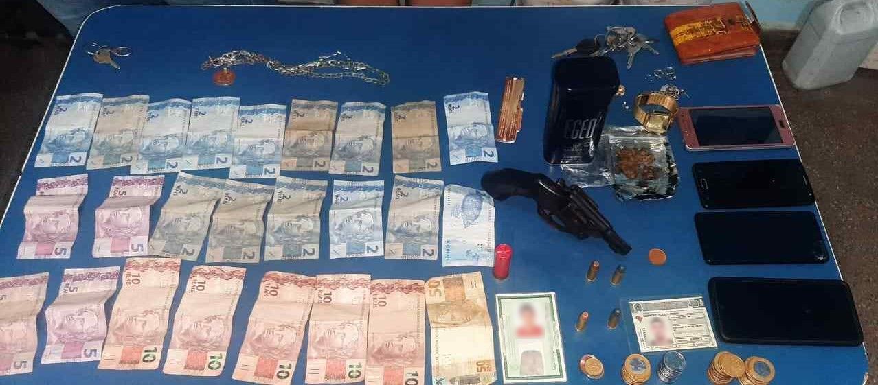 Adolescente é aprendida e homens presos desfilando com armas no Amazonas