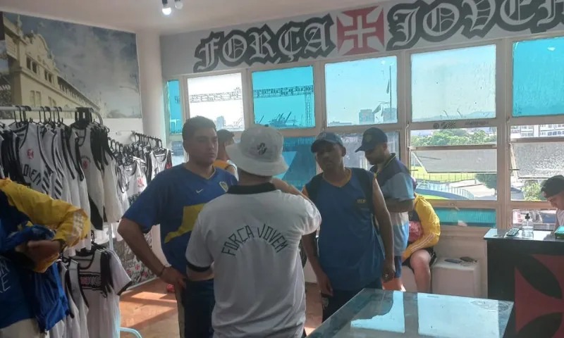 Torcedores do Boca se reúnem com organizadas do Vasco em São Januário