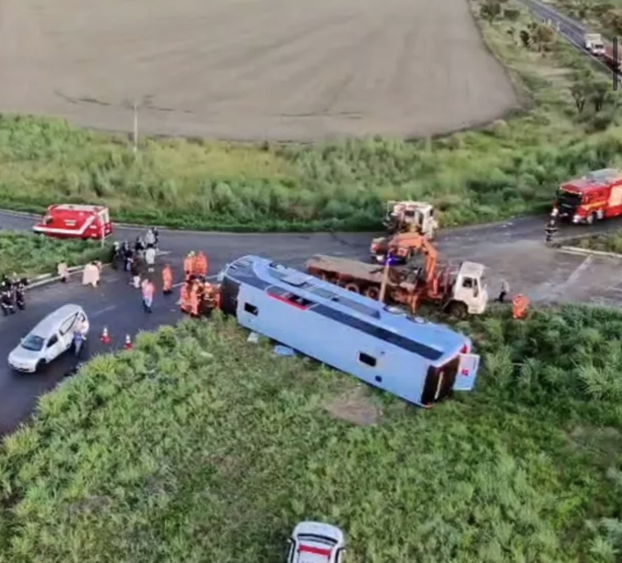 Ônibus com 50 passageiros tomba e deixa mortos em MG