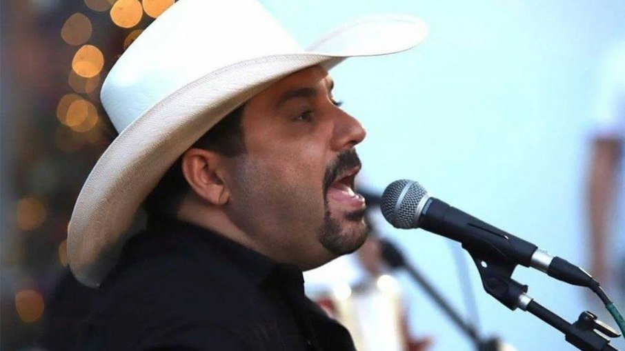 Cantor sertanejo Edson, dupla de Hudson,  é internado com Covid-19