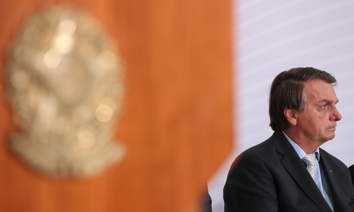 Bolsonaro diz que vai cumprir os mandamentos da Constituição