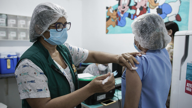 Mais de 6 mil trabalhadores da saúde receberam 2º dose da vacina em Manaus