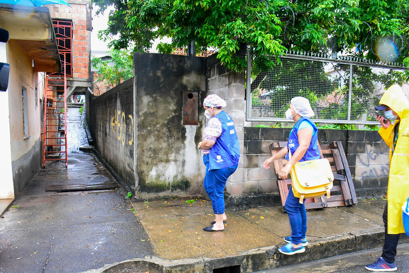 Equipes buscam idosos com mais de 70 para vacinação na Zona Leste de Manaus