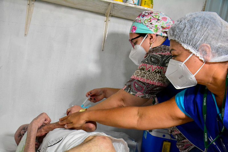 Equipes de saúde iniciam buscas de idosos para vacinação da Covid em Manaus