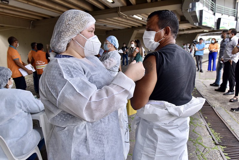 Covid-19: Coveiros começam a ser vacinados em Manaus 