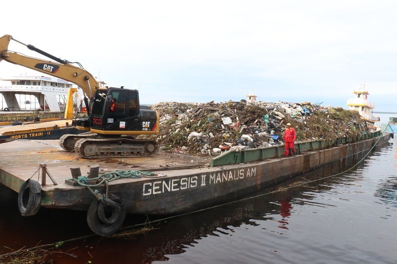 Mais de 500 toneladas de lixo são retiradas de igarapés de Manaus