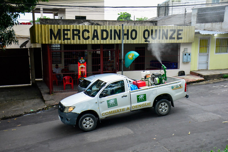 Bairros de Manaus recebem pulverização contra mosquito da dengue e zika
