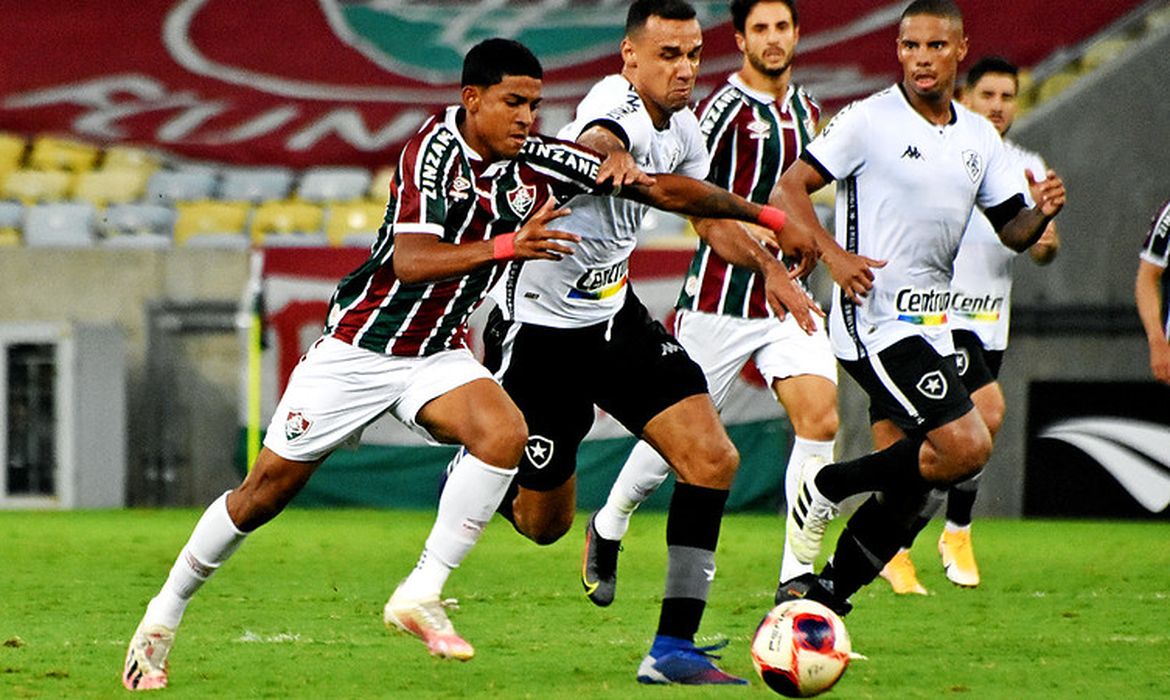 Sob chuva forte, Fluminense derrota o Botafogo e sobe na tabela