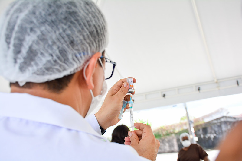 Pessoas de 56 a 59 anos com comorbidades são vacinadas em Manaus