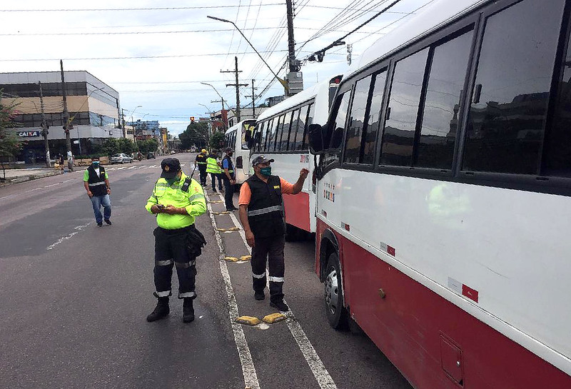 Com pneus carecas e sem autorização, micro-ônibus são apreendidos em Manaus