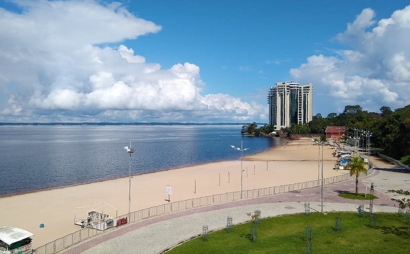 Prefeitura estuda liberar a praia da Ponta Negra para banhistas aos sábados