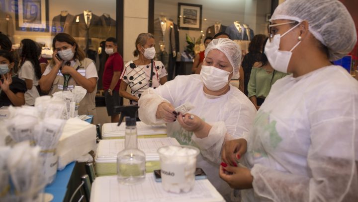 Vacinação contra Covid-19 será retomada nesta terça após feriadão em Manaus