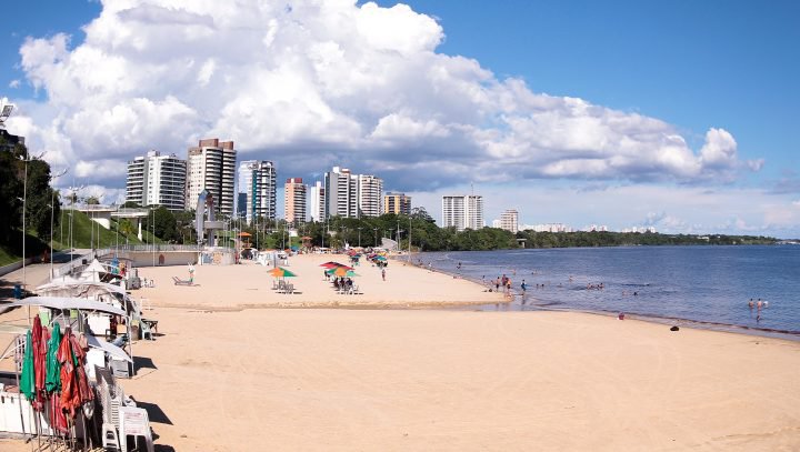 Banhistas devem respeitar horários e normas na Praia da Ponta Negra