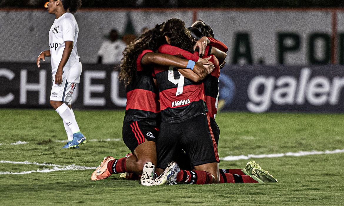 Flamengo vence Santos no Brasileiro Feminino
