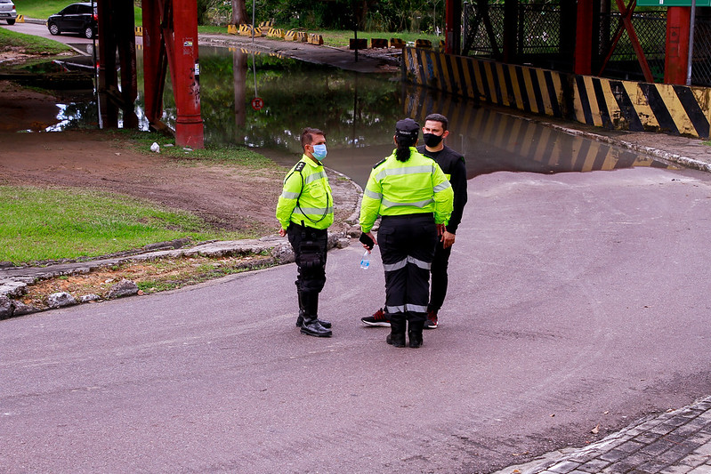 Alça inferior da Ponte dos Bilhares é interditada devido à cheia em Manaus