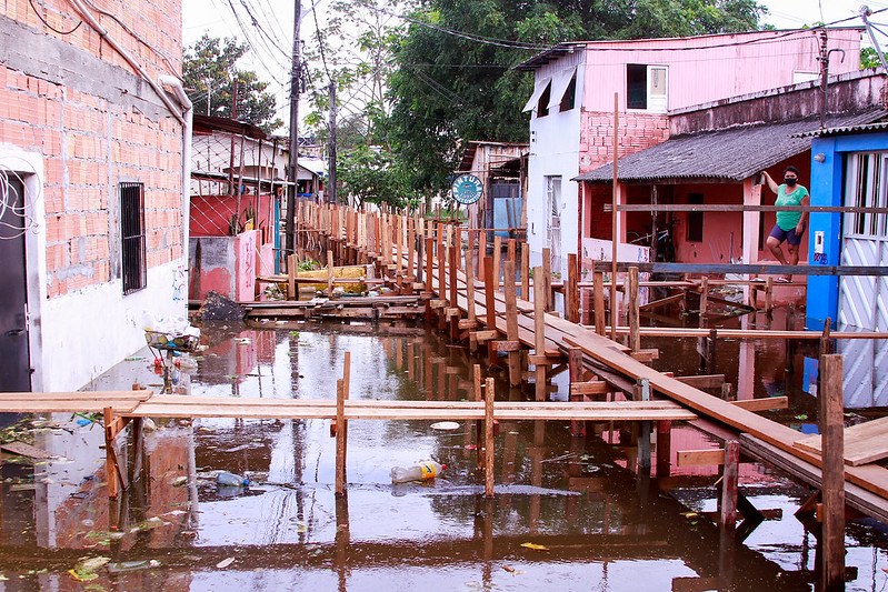 Construção de pontes no São Jorge por conta da cheia é concluída em Manaus