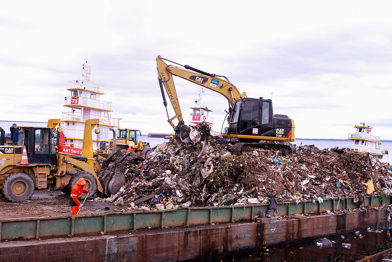 Cerca de 600 toneladas de lixo são retiradas do rio Negro