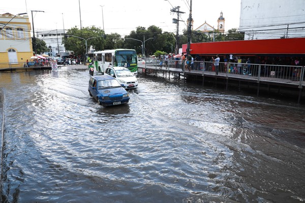 Cheia altera rota de ônibus no Centro de Manaus; veja como vai ficar
