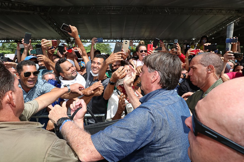 Bolsonaro é multado por não usar máscara e provocar aglomeração no Maranhão