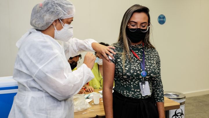 Covid-19: Vacinação de portuários começa nesta segunda em Manaus