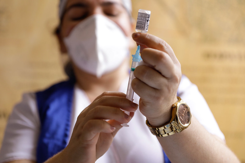 Assistentes sociais e garis serão vacinados contra a covid-19 nesta quinta