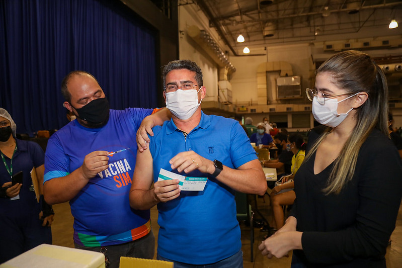 Covid-19: Prefeito David Almeida recebe 1ª dose da vacina em Manaus