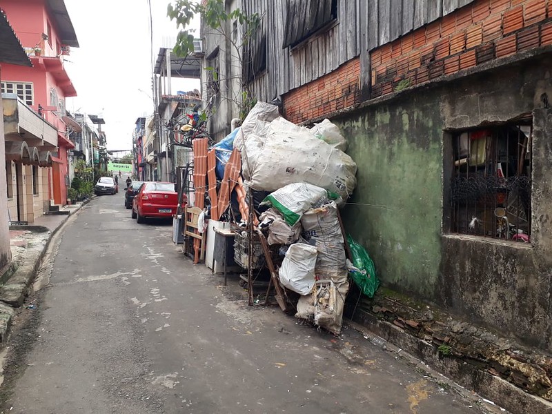 Mais de 40 comércios de sucata são notificados por obstrução de calçadas 