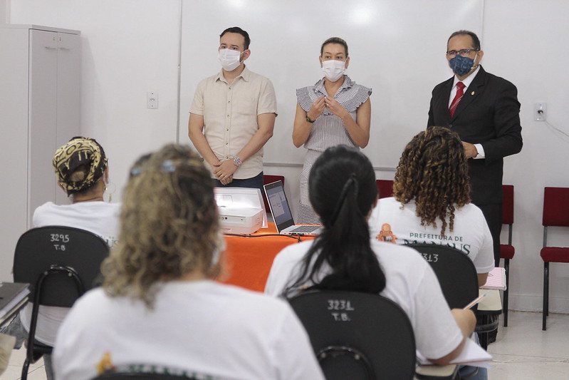 Prefeitura inicia curso de cuidadores de idosos em Manaus