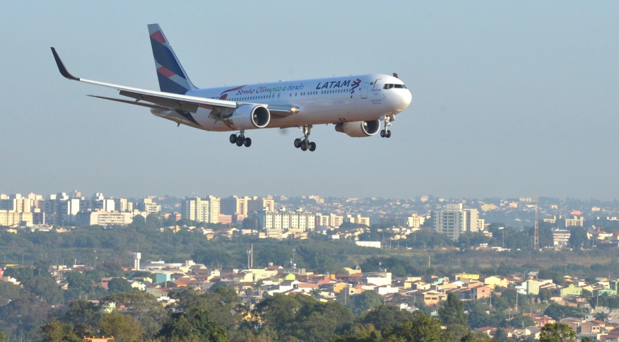 Passageiro é retirado de avião após ser flagrado fumando durante voo