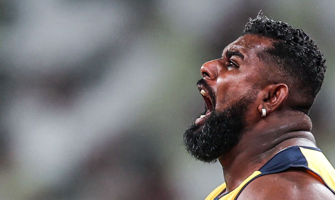 Thiago Paulino protesta no pódio após ter medalha de ouro anulada