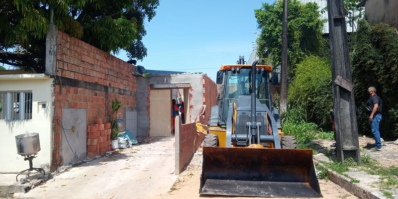 Oficina construída em via pública é demolida em Manaus