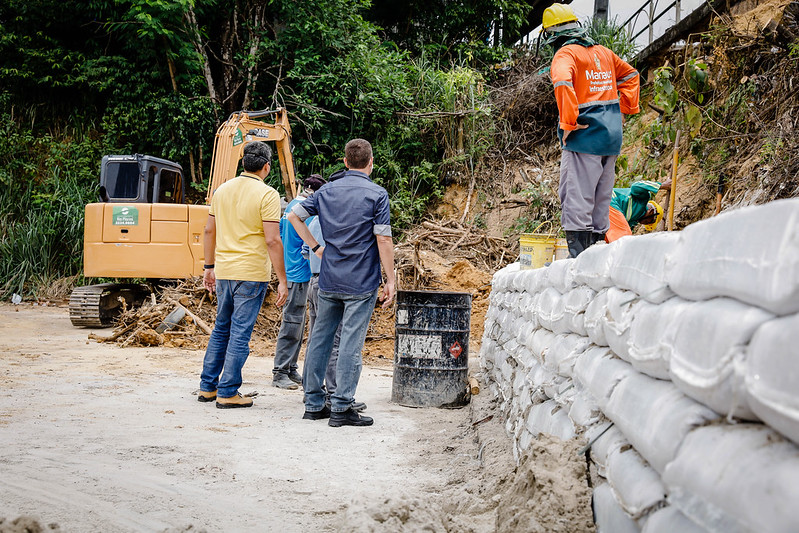 Obra é realizada onde ocorreu erosão acentuada em avenida de Manaus