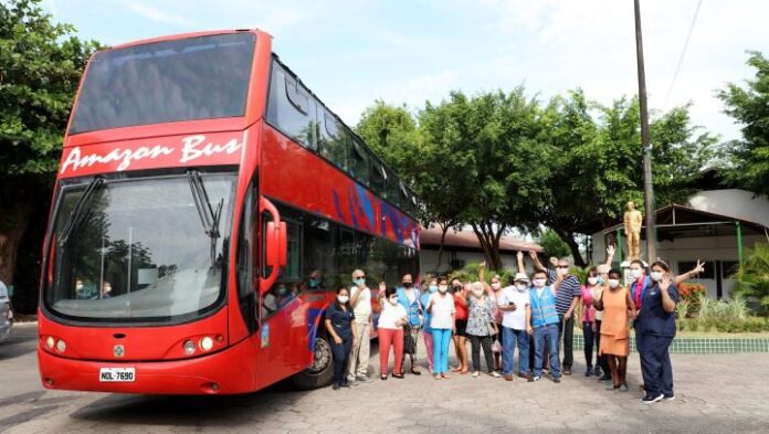 Idosos da Fundação Dr. Thomas e Parque do Idoso fazem passeio turístico