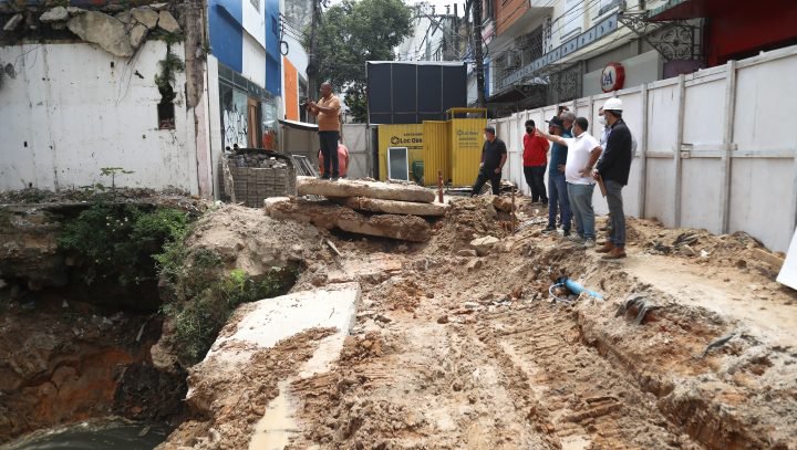Manaus tem obra emergencial em rua do Centro após erosão