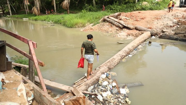 Prefeitura constrói ponte destruída por caçamba que tombou em Manaus